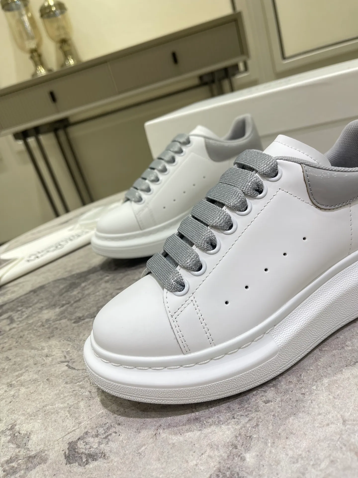 👟👟Ex-factory price 480👟👟 𝘼𝙡𝙚𝙭𝙖𝙣𝙙𝙚𝙧 𝙈𝙘𝙌𝙪𝙚𝙚𝙣 (High-end quality colors will be added one after another) ) 💛💚McQueen couple thick-soled series of white shoes 🔸Upper: top-layer waxed silk cowhide (EU 3A standard) 🔸Inner: water-dyed sheepskin 🔸Outsole: T👟👟Ex-factory price U vacuum original matte bottom Absolutely high version High cost performance Welcome to compare ✔ ❥Female size 35---40 ❥Male size 39---44 "Special size 34.45 can be customized without refund or exchange"